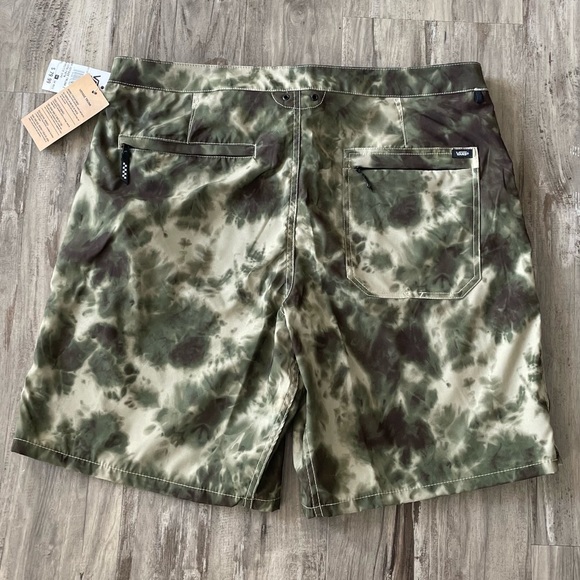 Vans Men's Voyage Trunk 2 18.5" Boardshorts (Green Pattern Camo/Tie Dye) - Picture 3 of 7